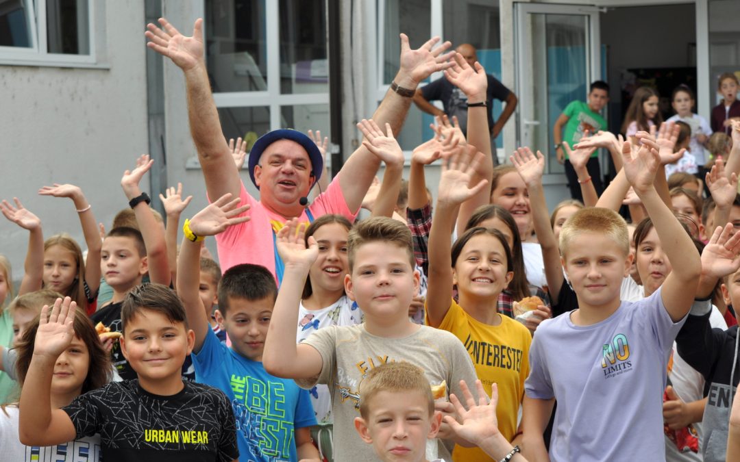 „Возачи, школа је за нас, опрез је за вас“,